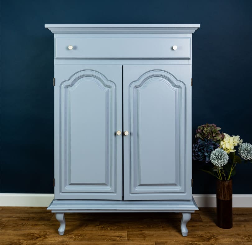 Peindre un meuble en merisier sans poncer peinture meuble cuisine 1919 BY MAULER sur Le Terrier Blanc couleur bleu clair